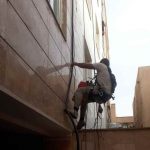 سفت کردن سنگ نما با طناب بدون داربست